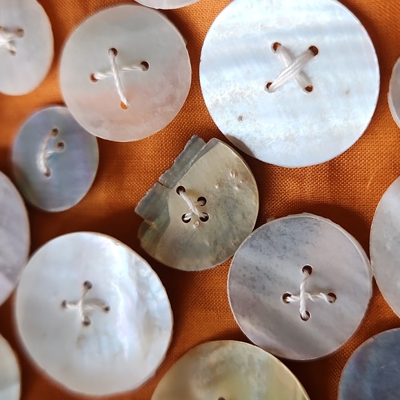 Small Shell Button Purse - Picture 4 of 5